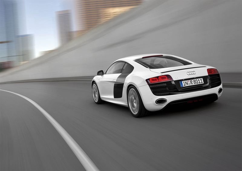 Illustration for article titled 2010 Audi R8 5.2 V10 Proves Ten Sounds Better Than Eight